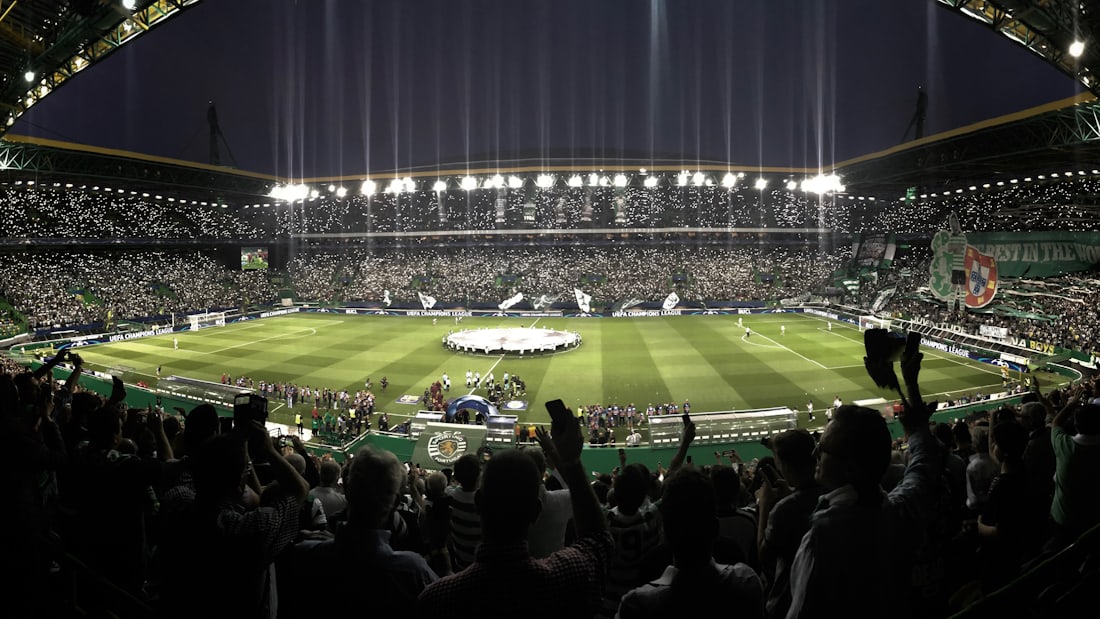Tribun stadion yang penuh penonton menonton pertandingan