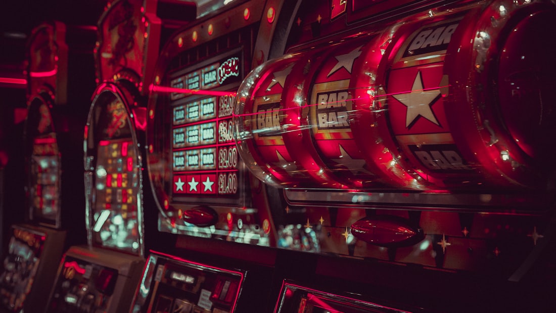 Simbol BAR pada gulungan mesin slot dalam close-up