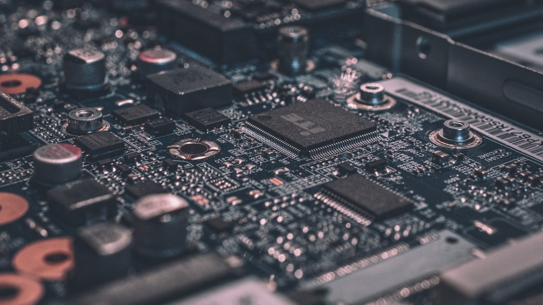 Papan sirkuit elektronik yang menyala kehijauan