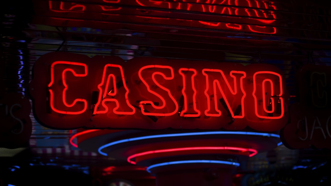 Papan neon bertuliskan Casino merah menyala di malam hari