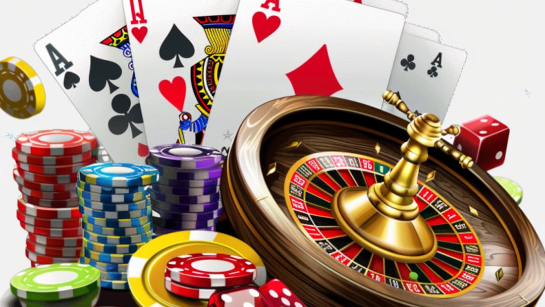 Tumpukan keripik poker dan kartu remi di atas meja